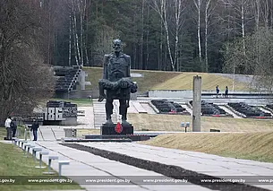 Лукашенко поручил построить в «Хатыни» музей и восстановить деревянную церквушку