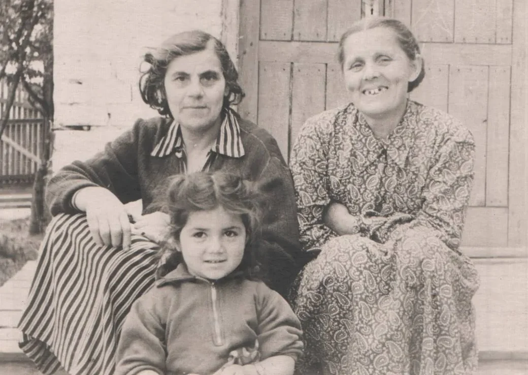 На этом фото мама нашей героини, Зинаида Иосифовна, с соседями Лившицами на крыльце их дома.