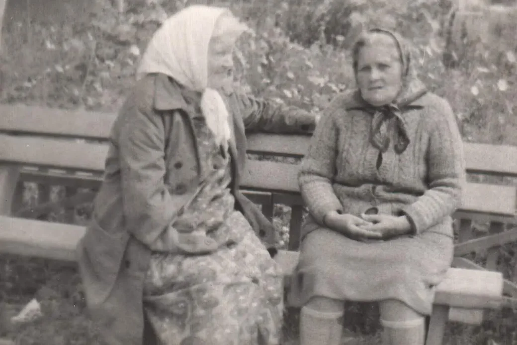 На этом снимке мама Эммы, Зинаида Иосифовна Крышталь (справа), с бывшей соседкой по улице