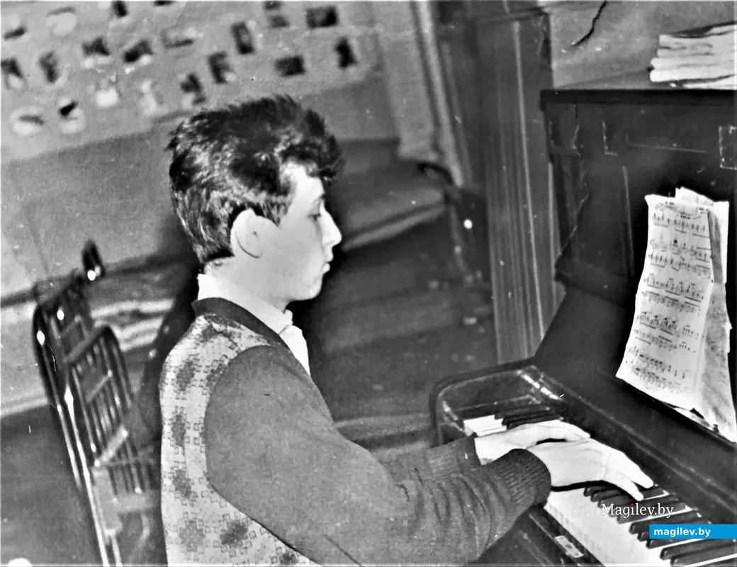 Про клавиши Володя Браиловский момнил во все годы своей учебы.