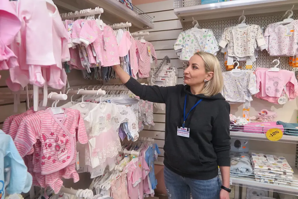 Апрель 2022 г. Могилев, магазин «Мамам в помощь». Здесь большой выбор одежды для новорожденных