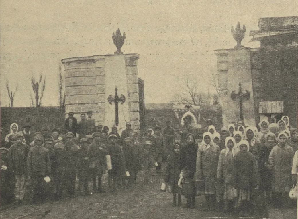 Жители Бобруйска у Слуцких ворот. 1918. Источник — Dowbor-Muśnicki J. Moje wspomnienia. Warszawa, 1935. S. 229. Bagiński H. Wojsko