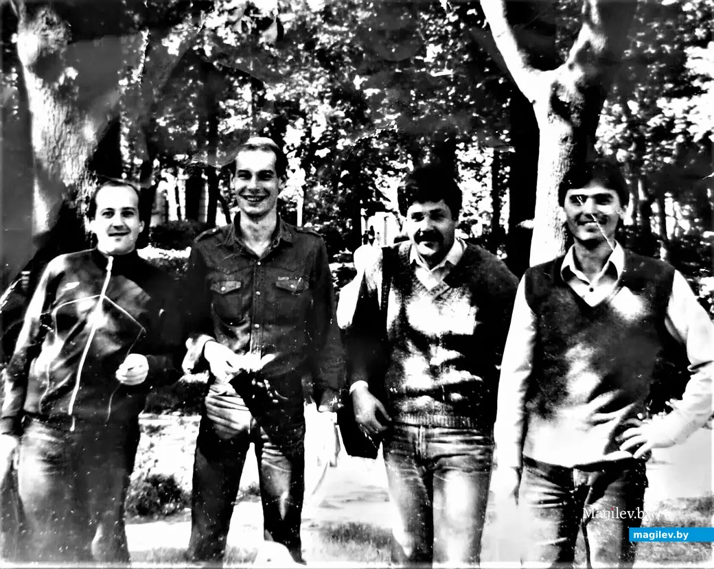 Витя Белик, Игорь Левченко, Борис Шрейбер, Саша Лущенков. Все замечательно! Жизнь прекрасна! Начало 1980-х годов.