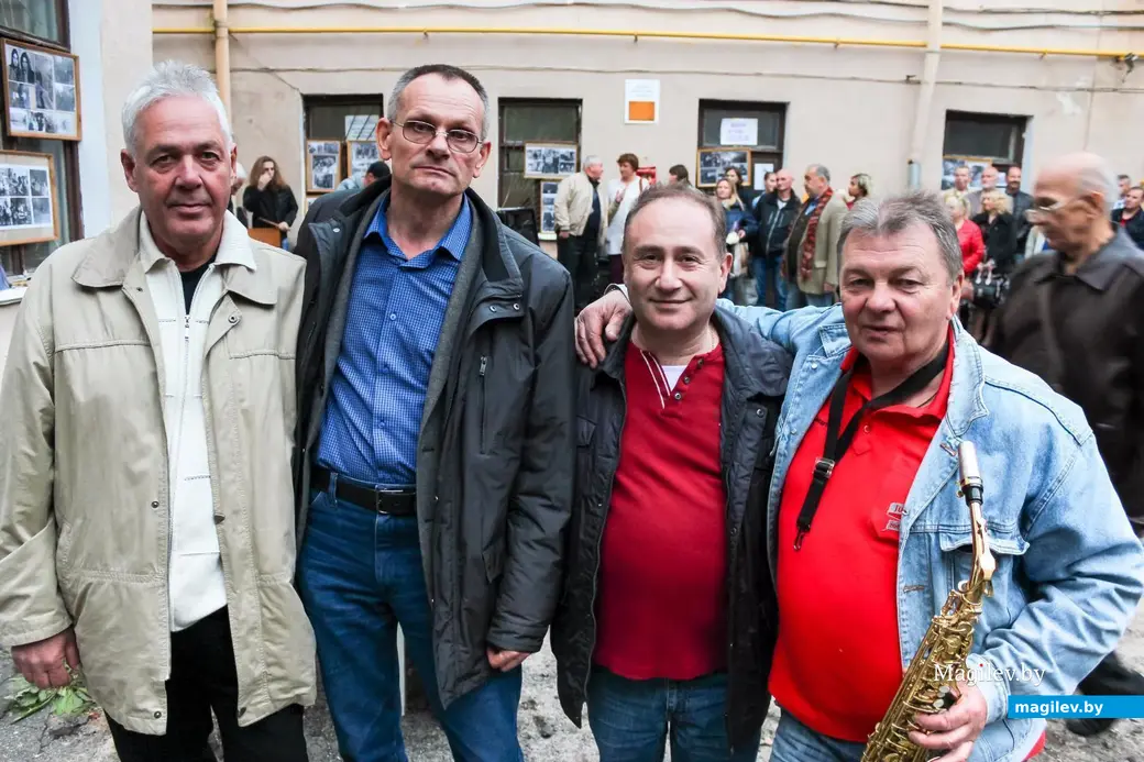 Борис Шрейбер (слева) с друзьями молодости. Могилев, двор Алика Кузькина, 2018 год.