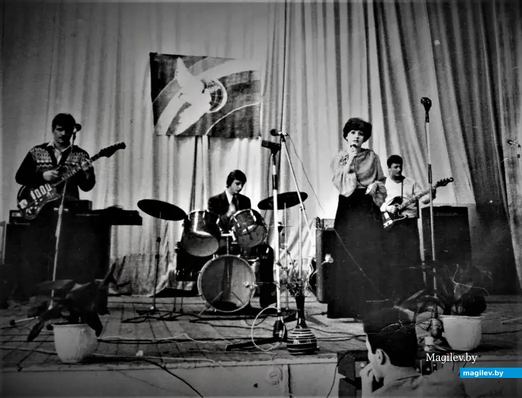 Татьяна Ложечникова на сцене актового зала ММИ, 1970-е годы.