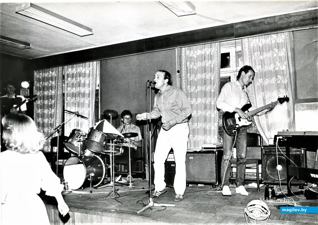 Вокалирует Виктор Белик. Могилев, конец 1980-х годов.