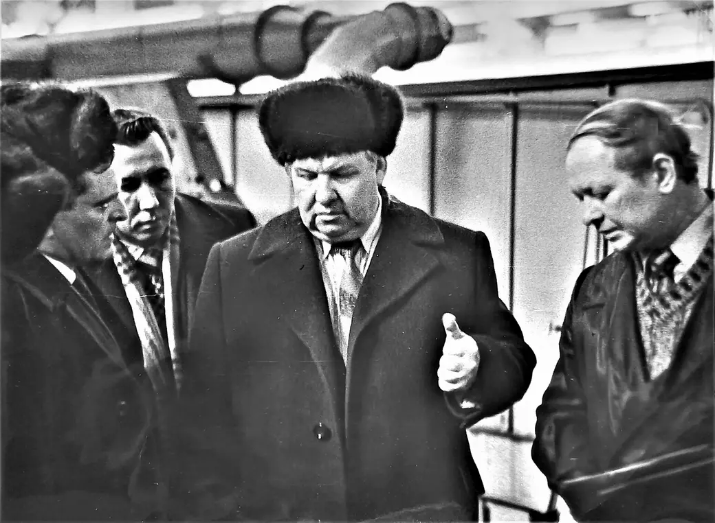 Ценные указания выслушивают (слева направо): директор завода Лев Подерня, главный инженер Станислав Гурьянов, главный сварщик Эдуард Бейманов. Могилевский