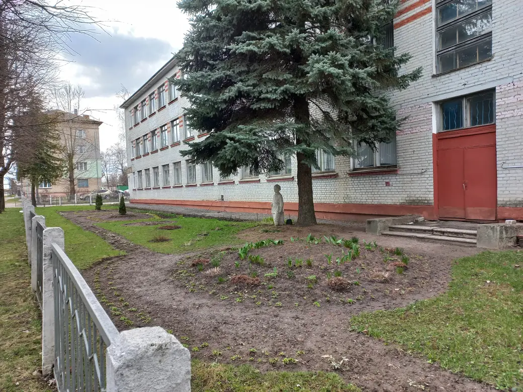 Скульптура Володи Ульянова возле сш №26. Могилев, апрель 2022 года.