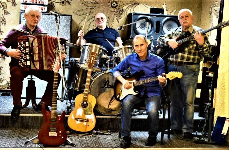 Ростислав Пилиховский (справа, бас-гитара)и его товарищи , конечно, сегодня немного видоизменились. Но мастерство ведь не... Оно никуда не исчезает. Слева Александр