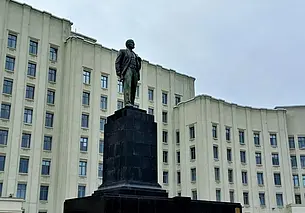 «И Ленин такой молодой…» Несколько эпизодов из истории трех скульптур