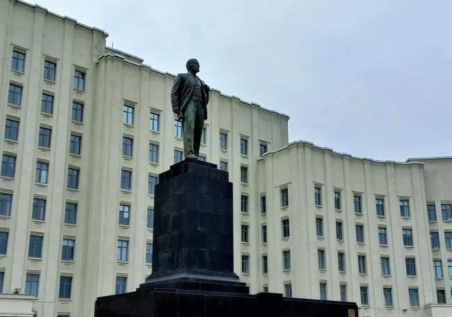 «И Ленин такой молодой…» Несколько эпизодов из истории трех скульптур