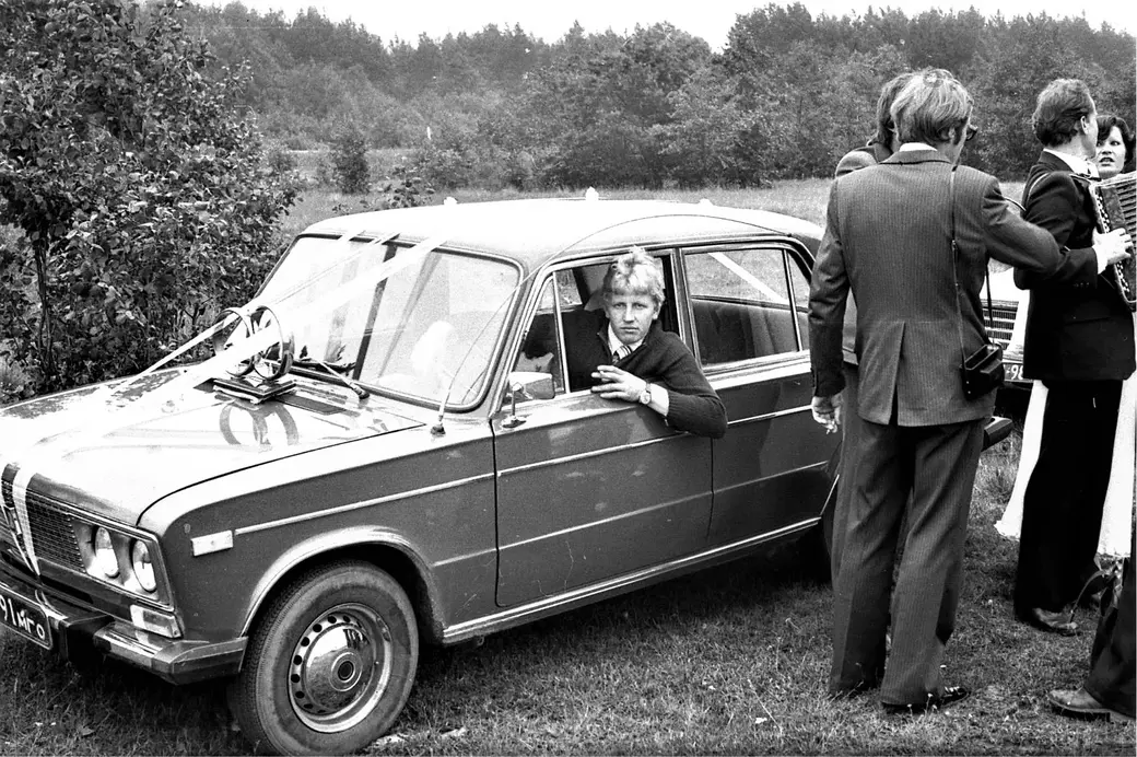 На свадьбе каждый участник ( водитель особенно) важен. Пригород Могилева, начало 1980-х годов.