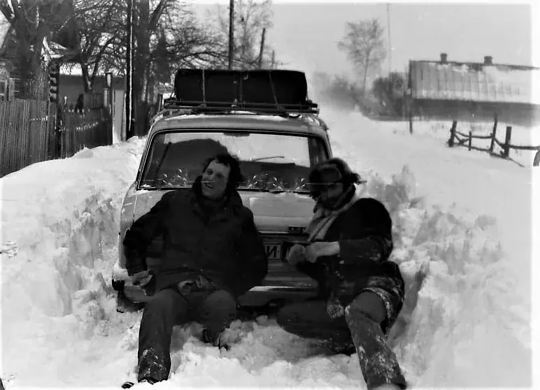 Автомобиль с музыкальной командой Пилиховского застрял в снегах возле одной из деревень Хотимского района. 1980-е годы.