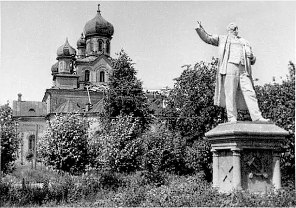 Памятник Ленину рядом с Николаевским собором в Бобруйске. Фото, предположительно, лета 1941 года.