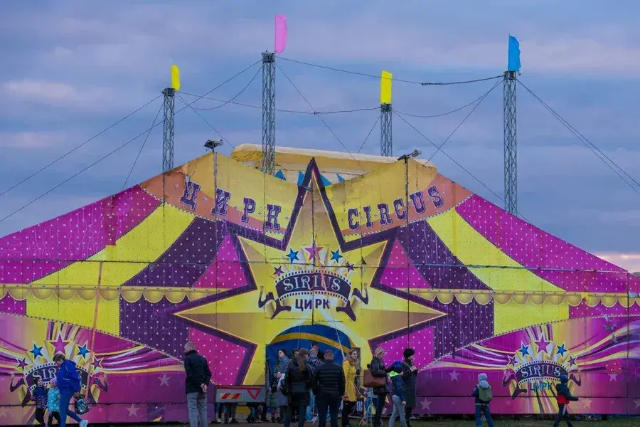 24.04.2022 г. Артисты цирка-шапито Sirius дают представление в Могилеве