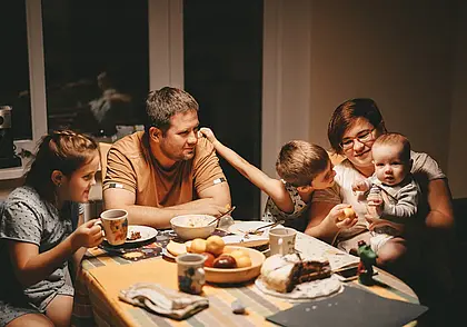 «Приходя с работы, муж сразу забирал у меня малыша». 5 правил многодетной семьи