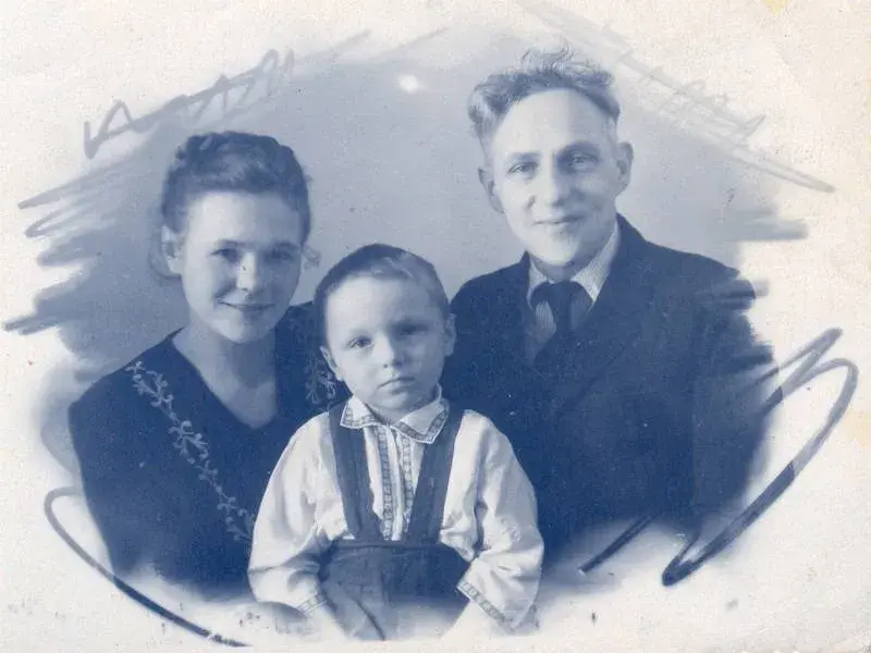 Борис Микулич с женой Марией Смеляковой и приемным сыном Женей (1953 г.)