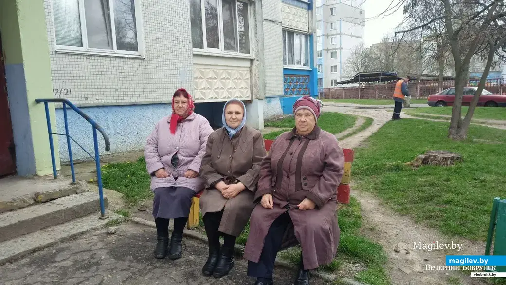 Случайно встреченные на лавочке у подъезда дома №56, корпус 3, на пр. Строителей женщины тоже оказались переселенками из чернобыльской зоны. Ксения Владимировна