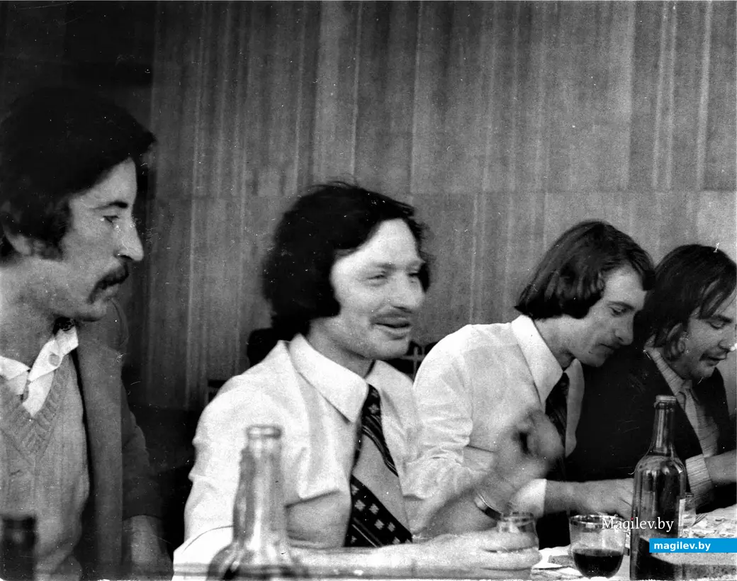 На любой свадьбе гостей стараются ни в чем не стеснять. Да и они сами подобного не допустят. Могилев, 1980 год.