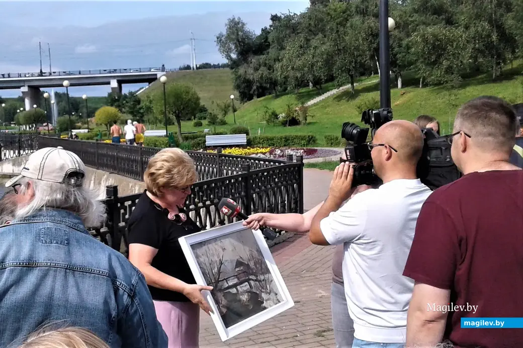 Елена Онищук рассказывает о картине «Мостик на Дубровенке», написанной ее папой. Могилев, 2019 год.