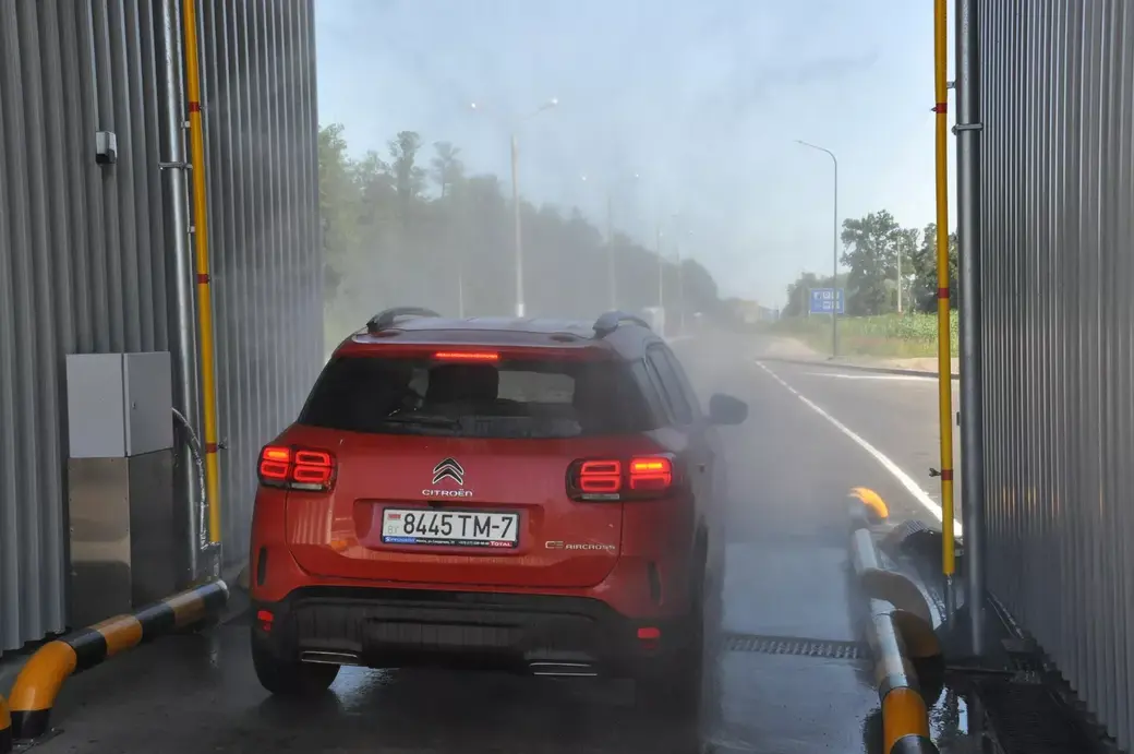 При въезде в Беларусь введена обязательная дезинфекция транспорта . Фото: Sputnik.