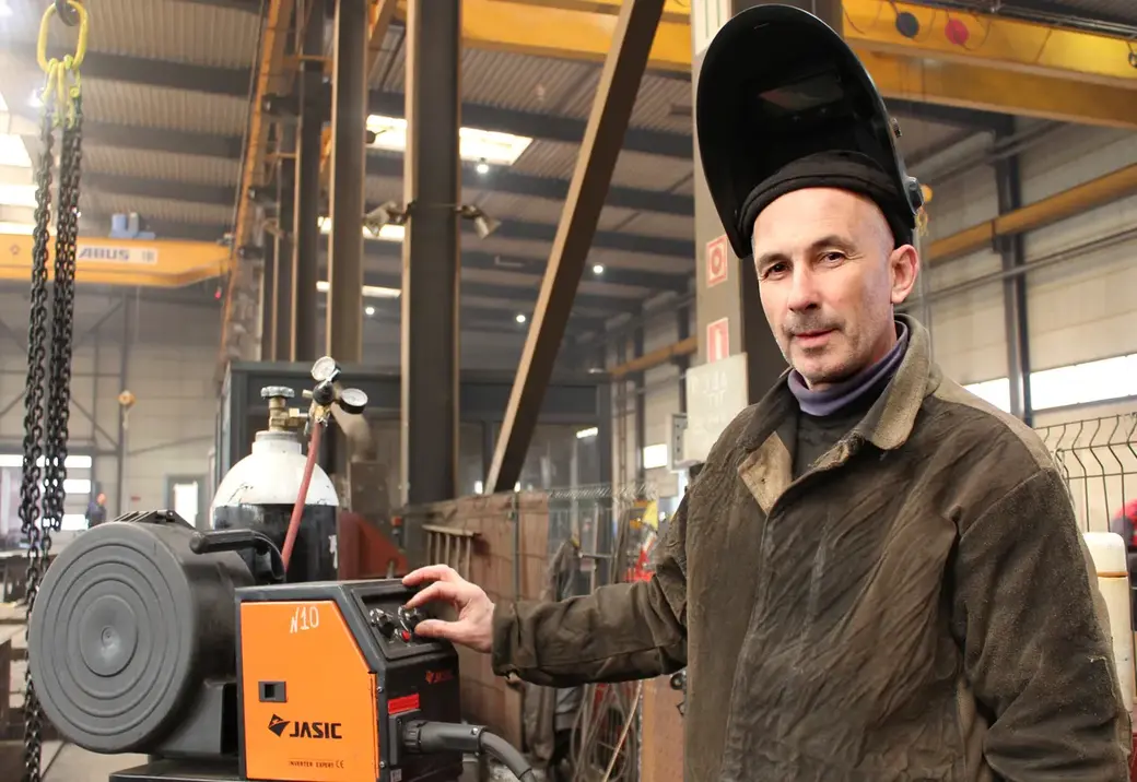 Сварщик 5 разряда Игорь Симукович. Завод по производству мостовых конструкций «Протос». Могилевский район. Апрель 2022 год.