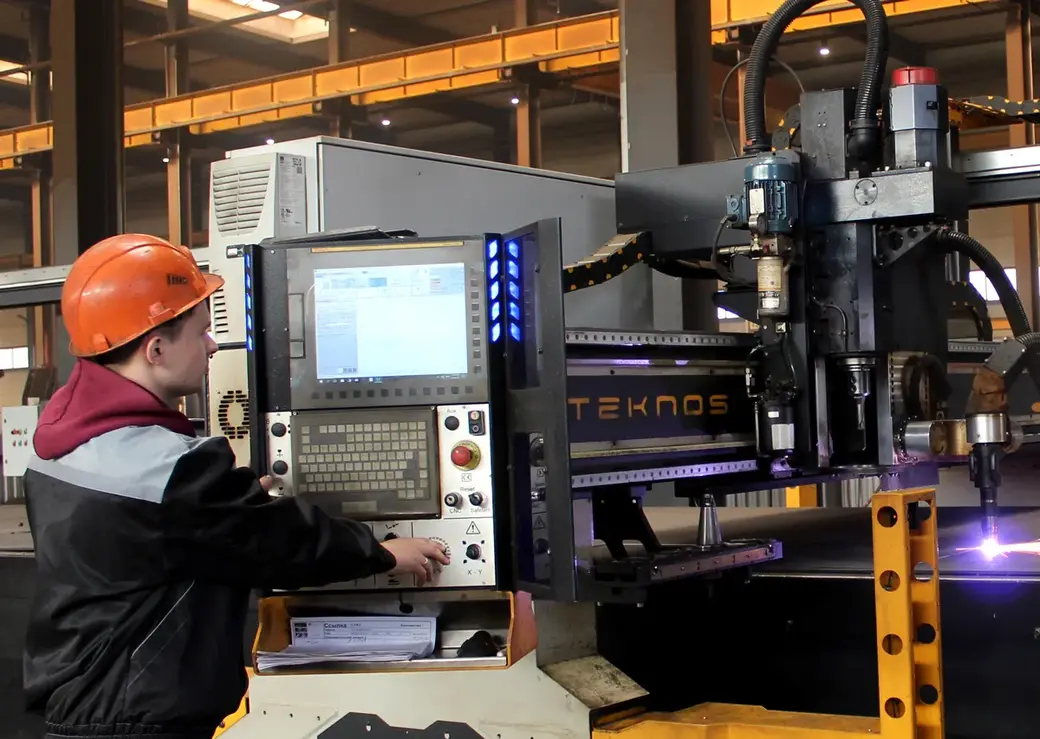 Оператор станков с ЧПУ завода по производству мостовых конструкций «Протос» Антон Боровик. Могилевский район. Апрель 2022 год.