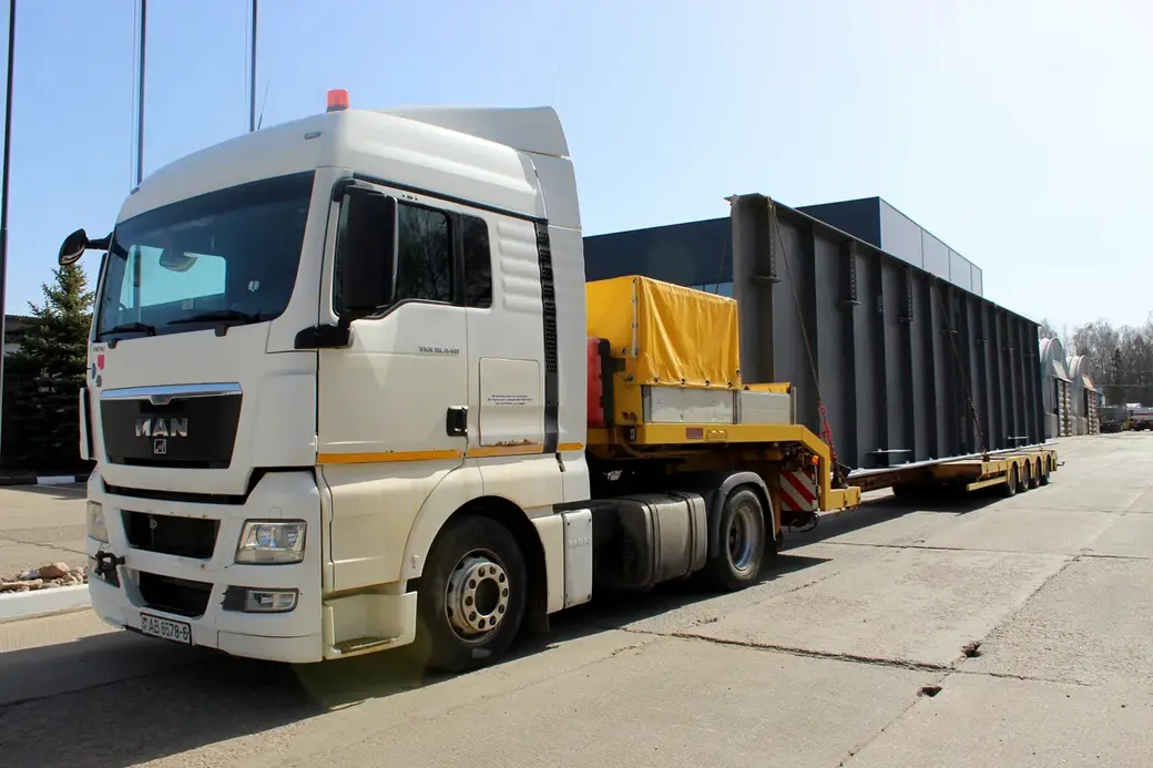 К отправке на строительную площадку готов. Транспортировка конструкций моста. Завод по производству мостовых конструкций «Протос». Могилевский район. Апрель 2022 год.