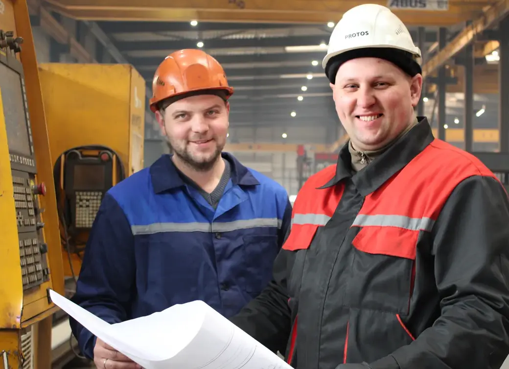 Оператор станков с ЧПУ Илья Авдеев и сменный мастер Андрей Боловнев завода по производству мостовых конструкций «Протос». Могилевский район. 2022 год.