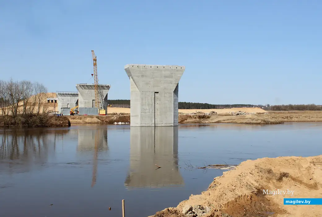 Строительство моста через Днепр юго-западного обхода Могилева. Фото апреля 2022 года.