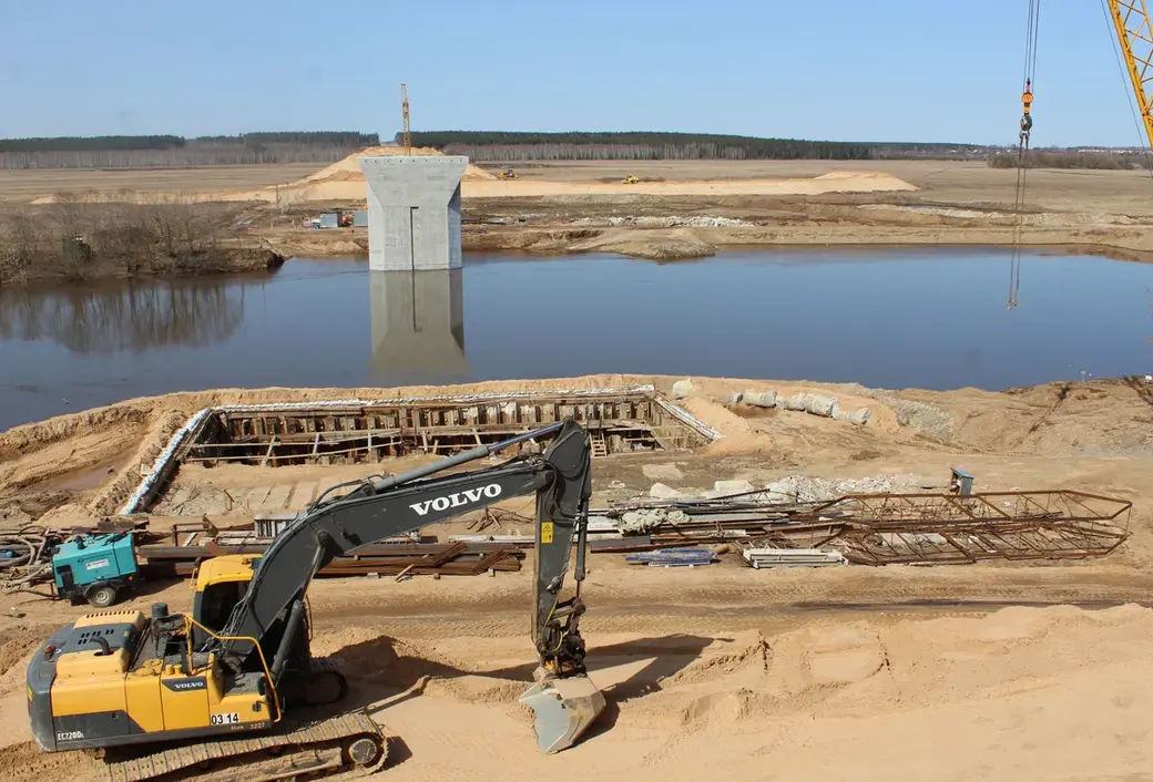 Строительство моста юго-западного обхода Могилева протяженностью 378 м через Днепр. Могилевский район. Апрель 2022 года.