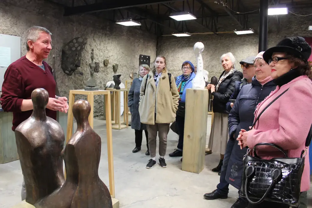 Андрей Воробьев проводит авторскую экскурсию в художественной галерее Андрея Воробьева. Апрель 2022 год.