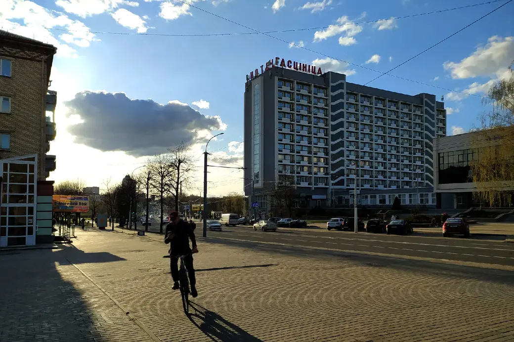 Проспект Мира, гостиница «Могилев». Велосипедисты открыли сезон. Могилев, конец апреля 2022 г.