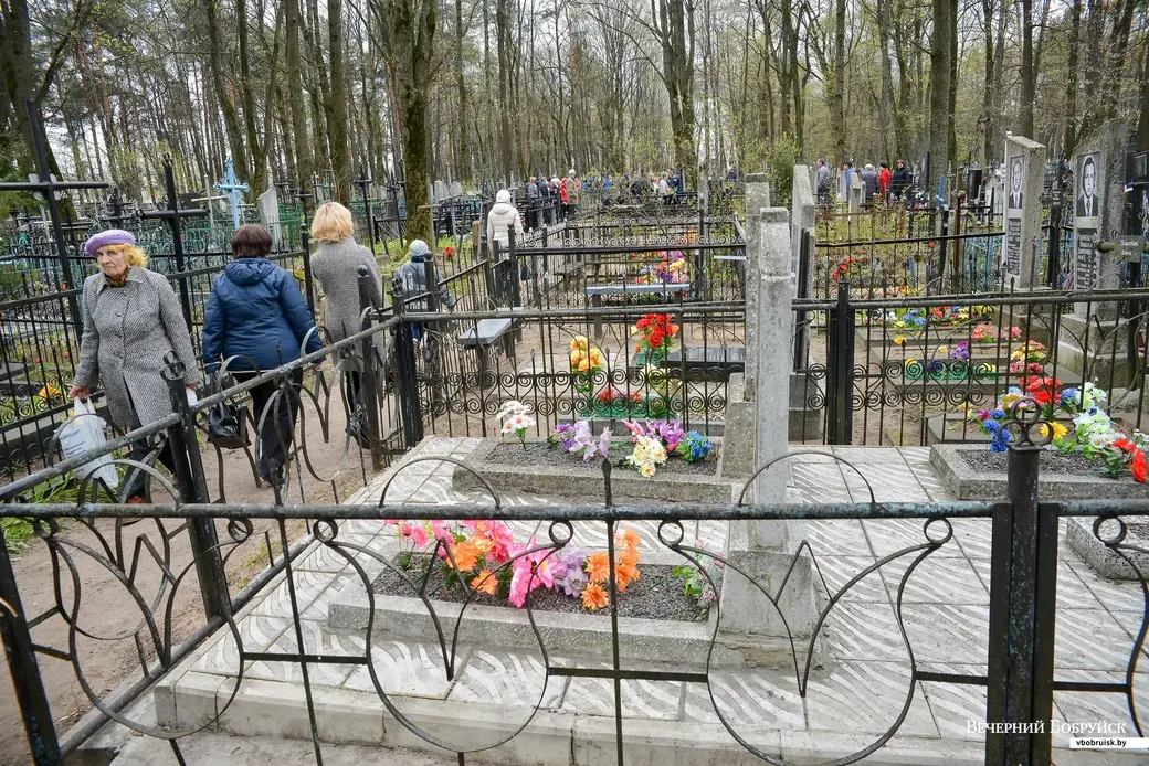 Бетонная ритуальная плита под памятник – практичный способ, который сделает место захоронения опрятным и аккуратным.