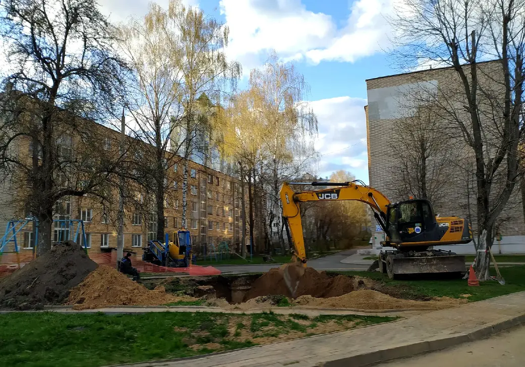 Проспект Мира. Если во дворе что-то копают - готовься к отключению горячей воды. Могилев, конец апреля 2022 г.