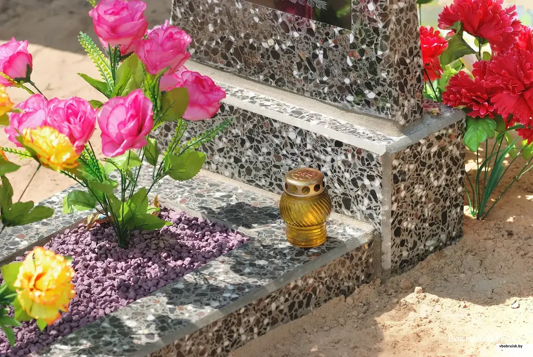 Безусловно, лучше будет принести усопшим не пластиковые, а живые цветы