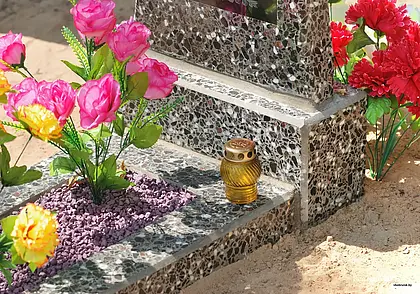 Отсыпка мраморной крошкой, встроенный колумбарий, «код памяти»