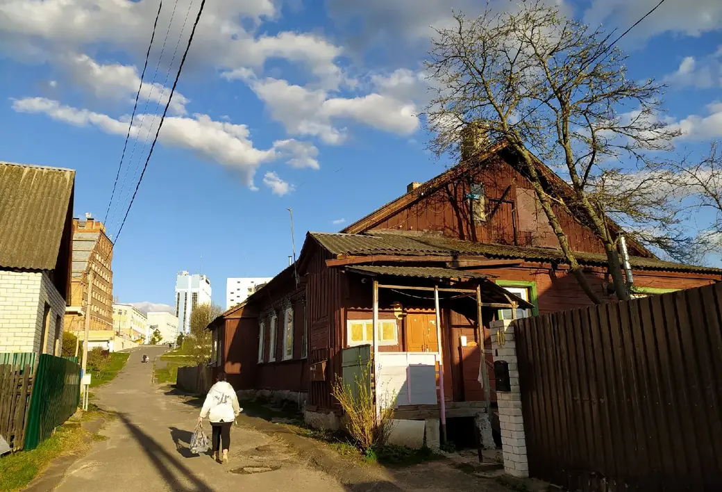 От Дубровенки можно подняться вверх по Яцыно к Первомайской – выйдете к Диагностическому Центру. Такая вот почти деревенская улочка... Могилев, конец апреля 2022 г.