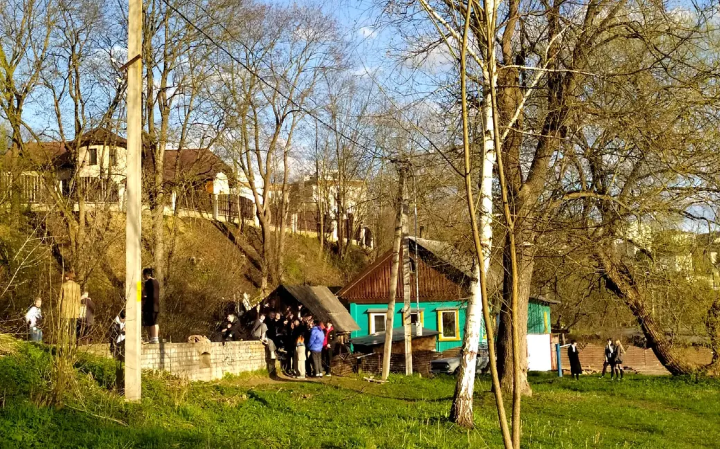 Весна – время молодых. У нынешних юных «неформалов» - свои места для сходок. Увидев, что я их фотографирую, ребята помахали мне, я – им. Они еще радостнее и со смехом