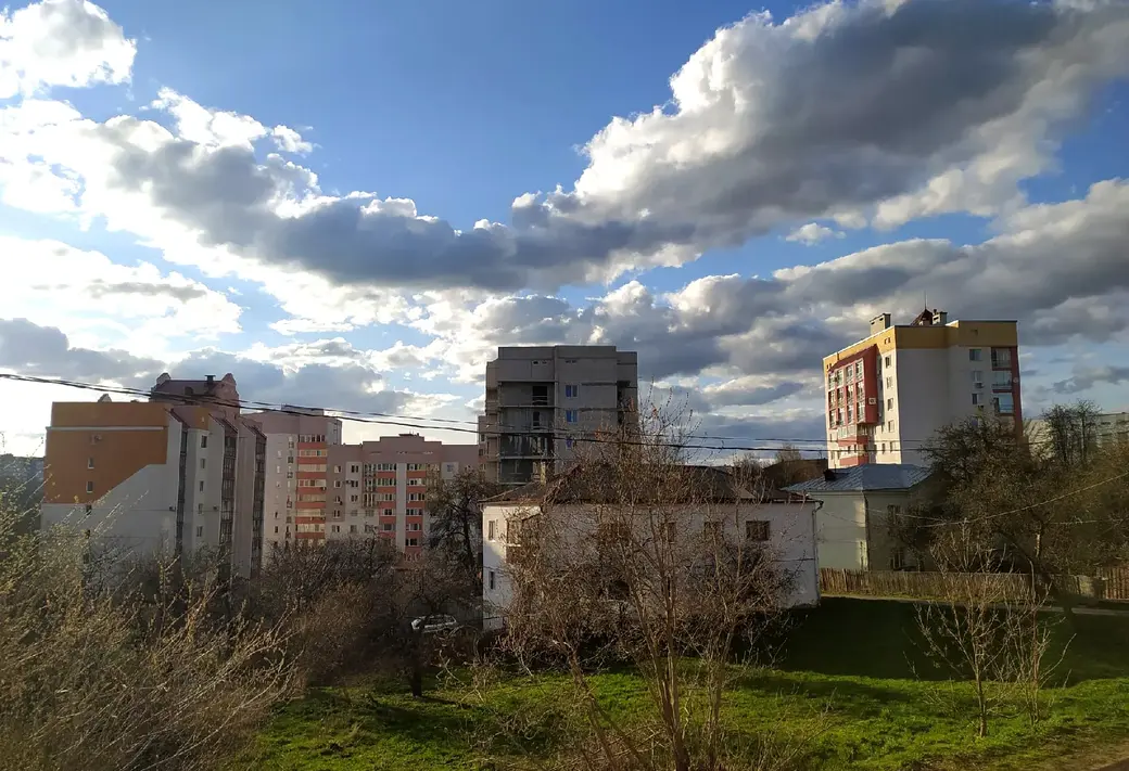 Облака над Могилевом. Конец апреля 2022. Вид на дома перед Дубровенкой с улицы Яцыно. "Проплывают облака, это жизнь проплывает, проходит, привыкай, привыкай, это смерть