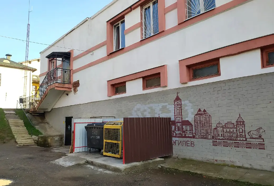 Искусство и реальность. Могилев за мусорными баками. Задворки ул. Дзержинского, граффити. Конец апреля 2022 г.