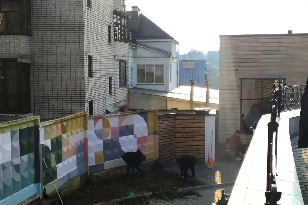 Весенние работы на могилевских клумбах. Во дворике переулка Комиссариатского. Могилев, конец апреля 2022 г.