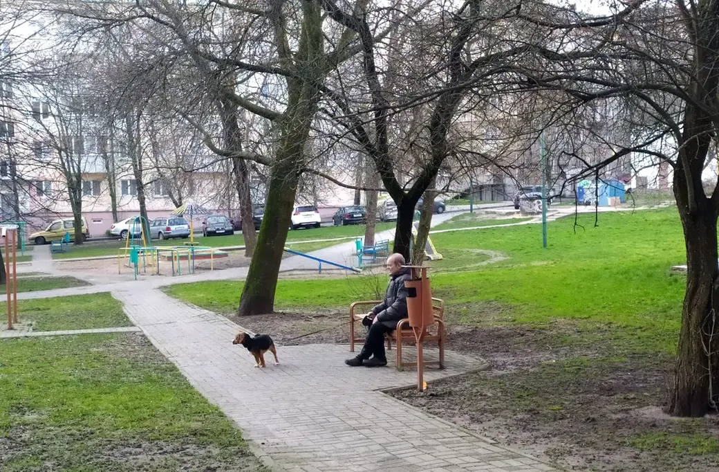 Улица Крыленко. Ближе к старости рядом часто оказываются только верные четвероногие друзья. Могилев, конец апреля 2022 г.