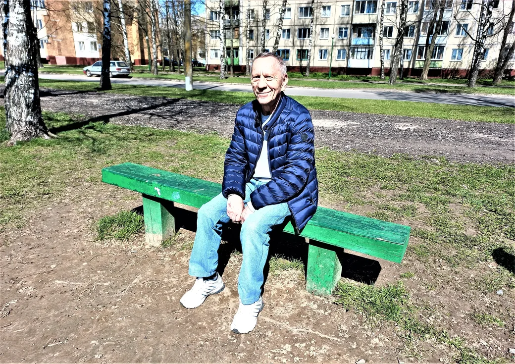 . Бывший директор областной типографии Александр Короткий отдыхает на лавочке у своего дома.