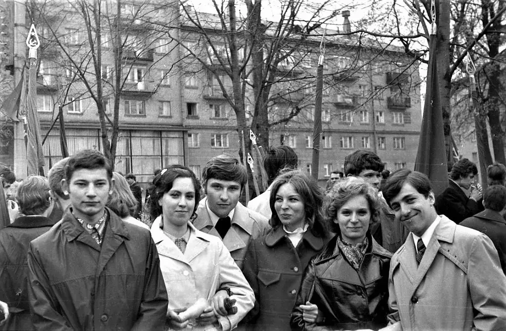 На Первомайской демонстрации вполне могли зародиться самые высокие чувства и отношения. Раскуривающий справа сигарету Саша Безрученко (R.I.P.) не даст соврать. Метрах в