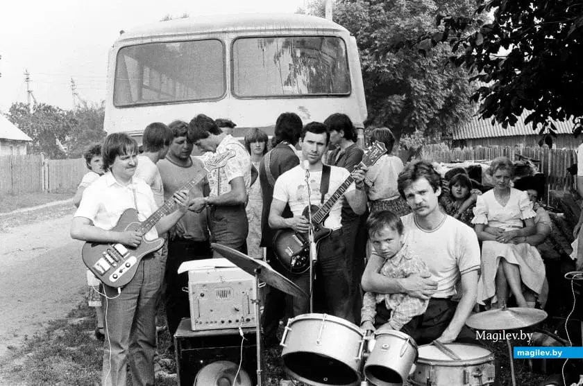 Сельская свадьба с городскими музыкантами.