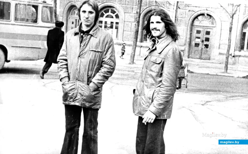 Валентин Пунченко (справа) знал, как можно «закосить» под Джорджа Харрисона . Могилев, середина 1970-х.
