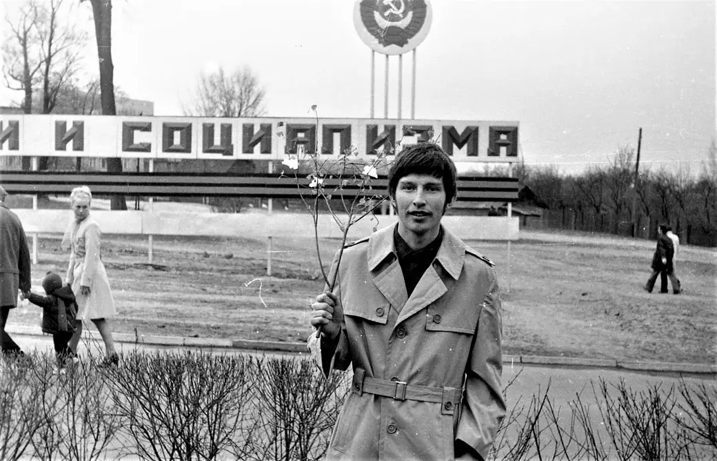 Игорь Дыдышко с праздничным атрибутом в руке. Могилев, 1970-е годы.