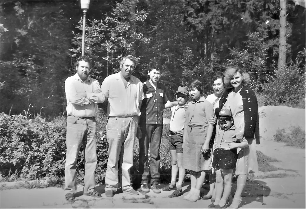 Владимир и Людмила Браиловские (по краям) на прогулке с родственниками. 1970-е годы.