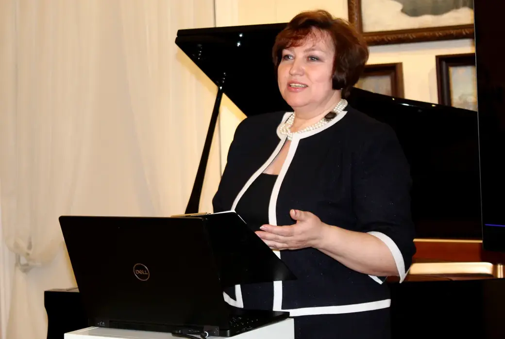 В день открытия выставки «Чайка». Директор музея Бялыницкого-Бирули Светлана Строгина. Могилев, музей Бялыницкого-Бирули. Апрель 2022 год.